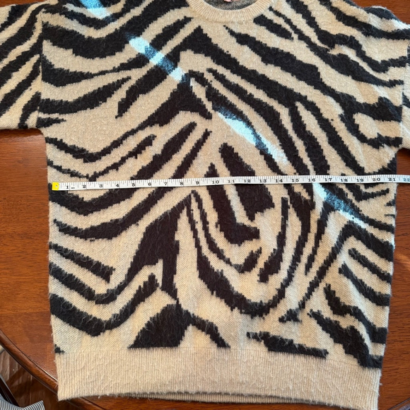 Show Me Your Mumu Top Womens Size S Duke Sweater Tiger Knit Pullover Fuzzy Soft - Picture 6 of 7